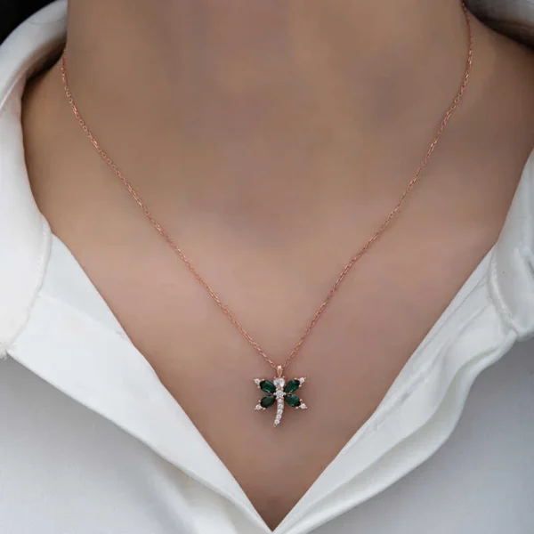 925k Exquisite Rose Gold Dragonfly Women’s Necklace With Sparkling Emerald – Bild 2